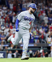 ドジャース、第一関門突破＝投打に底力、適時打で流れ―米大リーグ