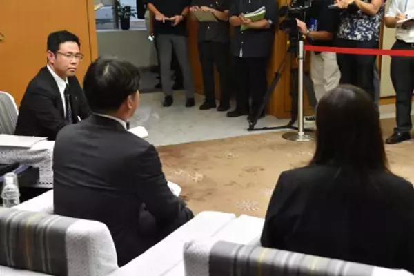 女子生徒遺族、沖縄知事と面会
