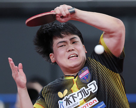 プレーする松島　全日本卓球