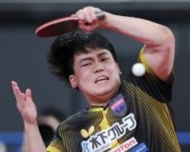 プレーする松島　全日本卓球