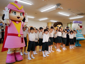 園児らが歌で交通安全呼び掛け