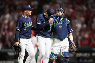 肩を落とす星　プロ野球