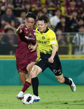 競り合う戸嶋と岩本　Ｊリーグ