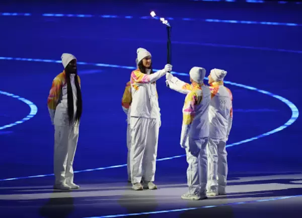 聖火をつなぐランナー　五輪