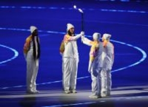 聖火をつなぐランナー　五輪