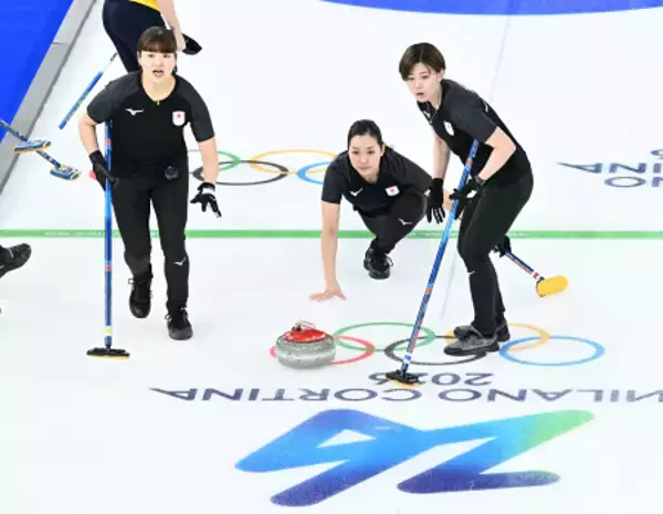 ストーンを投じる近江谷　五輪