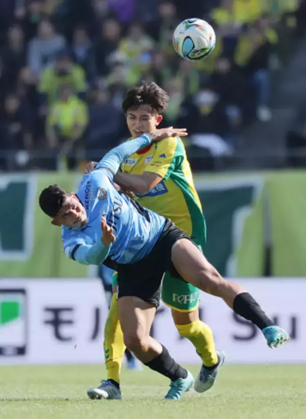 競り合う久保庭とエリソン　Ｊリーグ