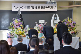 在校生や遺族ら黙とう＝ＮＺ地震１５年で追悼式―１２人犠牲の富山外国語専門学校
