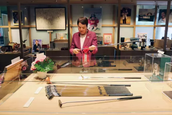 展示品を手にする樋口さん