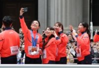 記念撮影する高木さんら