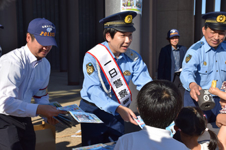秋山寛貴さんが一日署長