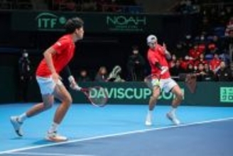 プレーする綿貫、柚木組　デ杯テニス