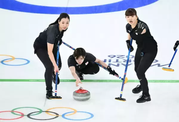 ストーンを投じる小野寺　五輪