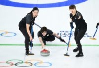 ストーンを投じる小野寺　五輪