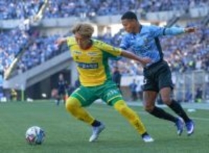 競り合う高橋とマルシーニョ　Ｊリーグ