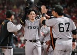 迎えられる泉口　プロ野球