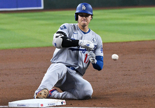 滑り込む大谷　大リーグ