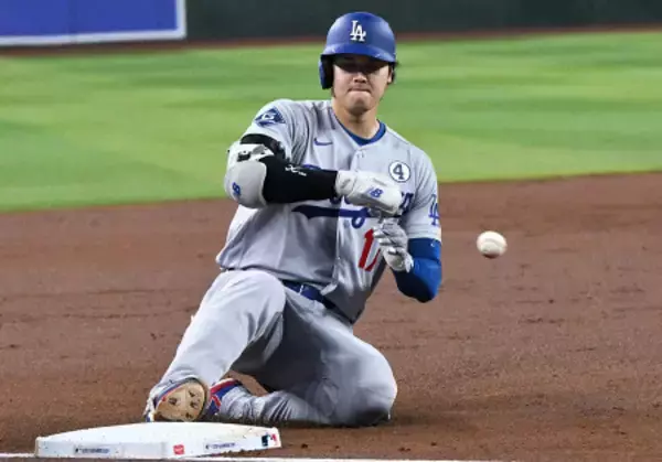 滑り込む大谷　大リーグ
