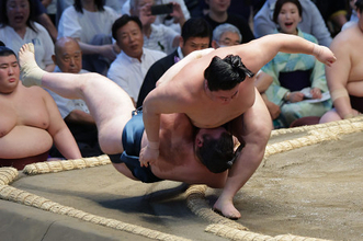 義ノ富士の上手投げ