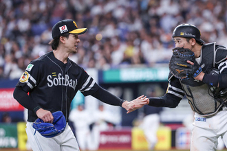 タッチする上沢と山本祐　プロ野球