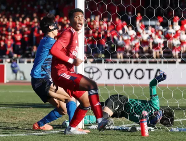 喜ぶメンディー　高校サッカー