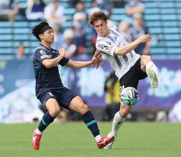 競り合う酒井と重見　Ｊリーグ