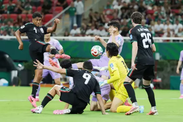 先制ゴールを決めるロモ　Ｗ杯サッカー