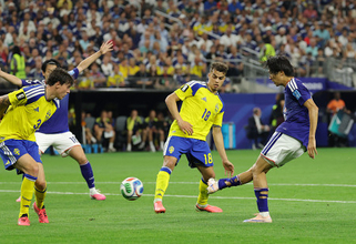 シュートを放つ中村　Ｗ杯サッカー