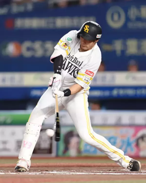 ２点適時打を放つ柳田　プロ野球