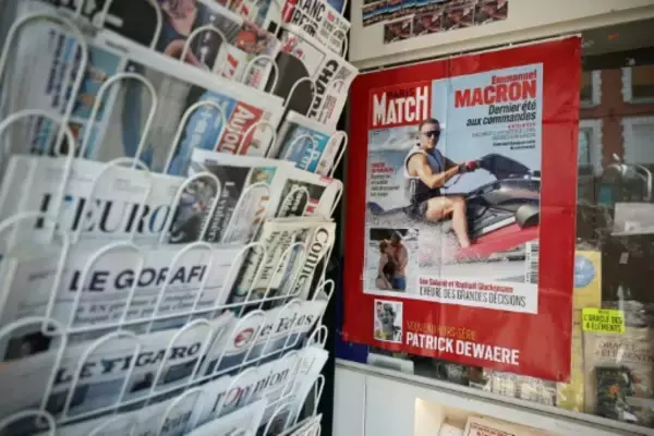 マクロン仏大統領の水上バイク写真に左派野党が猛反発、庶民感覚との乖離を批判