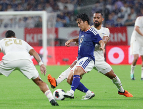 パスを出す田中聡　サッカー日本代表