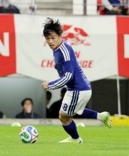 攻め込む上田　サッカー日本代表