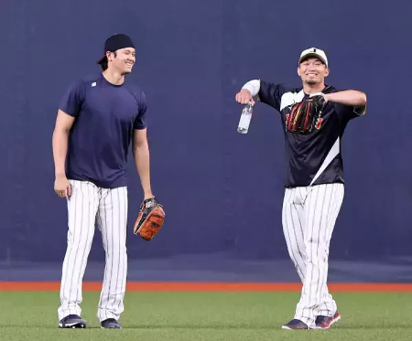 談笑する大谷と鈴木　野球