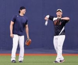 談笑する大谷と鈴木　野球