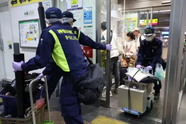 東海道線車内で異臭＝女性１人が搬送―神奈川