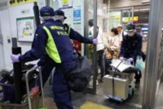 東海道線車内で異臭＝女性１人が搬送―神奈川