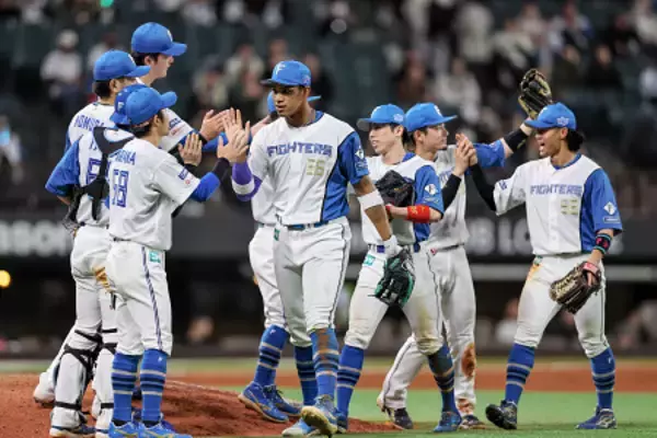 喜ぶ日本ハムナイン　プロ野球