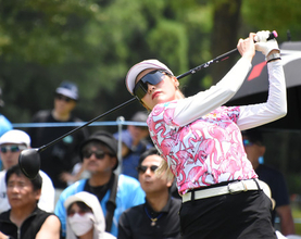 桑木志帆が首位守る　女子ゴルフ