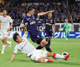 「競り合う高嶺と川村　Ｊリーグ」の画像1
