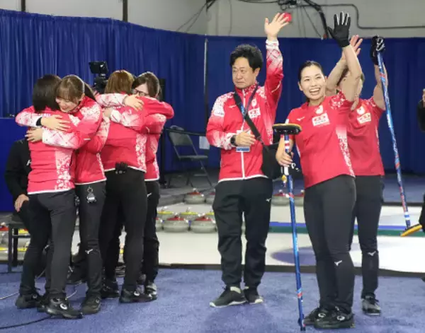 喜ぶ日本女子チーム