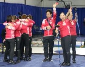 喜ぶ日本女子チーム