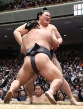 大の里、顔しかめる＝大相撲初場所
