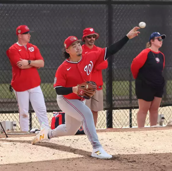 投球練習する小笠原　大リーグ