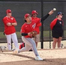 投球練習する小笠原　大リーグ