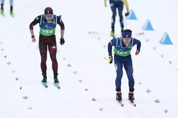 力走する佐藤圭