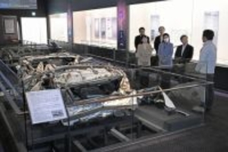 天皇ご一家、震災伝承施設に＝津波被災のパトカーなど展示―福島・富岡
