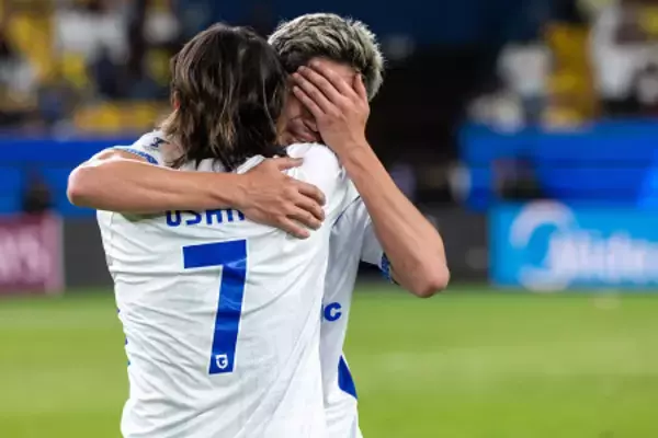 涙する三浦と宇佐美　サッカー