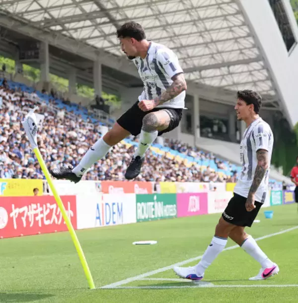 喜ぶマテウストゥーレル　Ｊリーグ