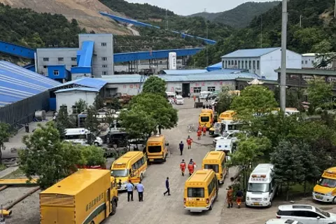 炭鉱爆発で９０人死亡