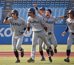 歓喜の山本ら　全日本大学野球